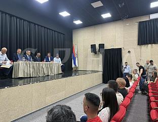 МИНИЋ И ОСТОЈИЋ РАЗГОВАРАЈУ СА ДЈЕЦОМ ПОГИНУЛИХ БОРАЦА