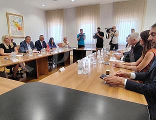 У МОСТАРУ ПОЧЕО САСTАНАК ХДЗ-а И СНСД-а