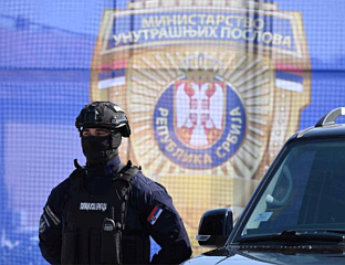 МЕЂУ ПЕТОРИЦОМ УХАПШЕНИХ ЗА КРИЈУМЧАРЕЊЕ МИГРАНАТА И ДВА ПОЛИЦАЈЦА