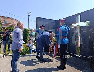 МИНИЋ ПОЛОЖИО ВИЈЕНАЦ КОД ЦЕНТРАЛНОГ СПОМЕН-ОБИЉЕЖЈА