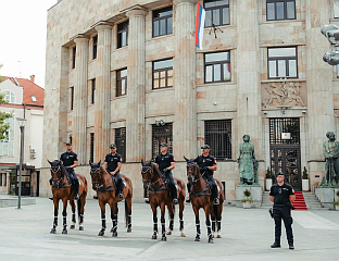 КОЊИЦА ЖАНДАРМЕРИЈЕ ПРОШЕТАЛА ГРАДОМ И ОДУШЕВИЛА БАЊАЛУЧАНЕ