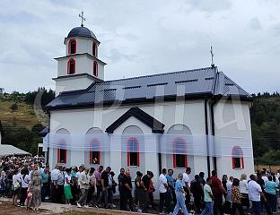 ОСВЕШТАН ХРАМ СВЕТИХ КОЗМЕ И ДАМЈАНА У БАРАМА, СЛУЖИО МИТРОПОЛИТ ХРИЗОСТОМ