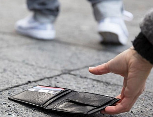 ВИШЕГРАЂАНИН ПРОНАШАО И ВРАТИО ВЛАСНИКУ ТОРБИЦУ СА 400 ЕВРА, ПАСОШЕМ И АВИОНСКОМ КАРТОМ