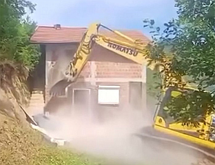 ПОЧЕЛО РУШЕЊЕ ВИКЕНДИЦА, НАЈМАЊЕ ДЕСЕТ У ВЛАСНИШТВУ СРБА