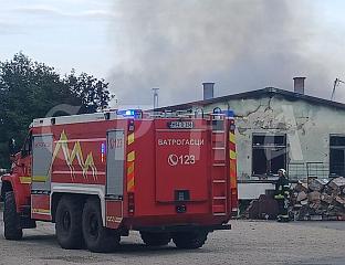 ПОЖАР НА ОБЈЕКТУ ЗА СКЛАДИШТЕЊЕ ДРВЕТА, ВЕЛИКА МАТЕРИЈАЛНА ШТЕТА