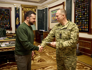 ЗЕЛЕНСКИ СМИЈЕНИО ВРХОВНОГ КОМАНДАНТА АЛЕКСАНДРА СИРСКОГ