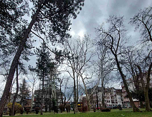 СУТРА ТОПЛО СА СУНЧАНИМ ПЕРИОДИМА, ЛОКАЛНО КИША И ПЉУСКОВИ
