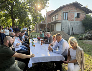 МИНИЋ ПОСЈЕТИО ВИШЕЧЛАНУ ПОРОДИЦУ ШАРИЋ, ОБЕЋАО ПОМОЋ ЗА ОБНОВУ КУЋЕ