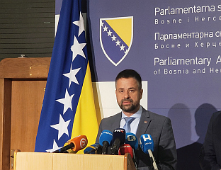 АМИЏИЋ: НЕ МОЖЕ ПРОФЕСОР ФИЗИЧКОГ ТУМАЧИТИ БУЏЕТ