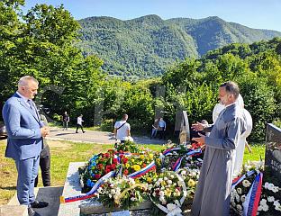МИНИЋ ПОЛОЖИО ВИЈЕНАЦ НА ГРОБ МУЧКИ УБИЈЕНОГ СЛОБОДАНА СТОЈАНОВИЋА
