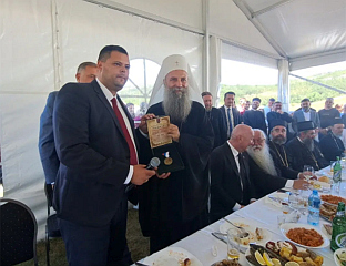 КОВАЧЕВИЋ УРУЧИО СПОМЕНИЦЕ ПАТРИЈАРХУ ПОРФИРИЈУ И ДОДИКУ