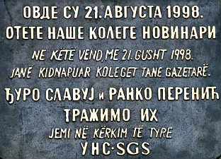 ДЕВЕТИ ПУТ СРУШЕНА СПОМЕН-ПЛОЧА ОТЕТИМ СРПСКИМ НОВИНАРИМА