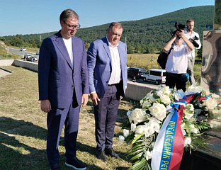 ДОДИК И ВУЧИЋ ОДАЛИ ПОЧАСТ СРПСКИМ ЖРТВАМА НА ПЕТРОВАЧКОЈ ЦЕСТИ