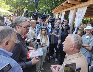 ВУЧИЋ ПОЗВАО У ГОСТЕ У ОБНОВЉЕНУ ПОРОДИЧНУ КУЋУ У ЧИПУЉИЋУ