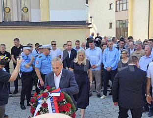 ЦВИЈАНОВИЋЕВА ПОЛОЖИЛА ВИЈЕНАЦ КОД СПОМЕН-КАПЕЛЕ ЗА ПОГИНУЛЕ БОРЦЕ
