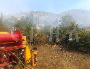 ПОЖАР СТИГАО ДО АСФАЛТНЕ БАЗЕ, ОЧЕКУЈЕ СЕ ДЕЈСТВО ХЕЛИКОПТЕРА