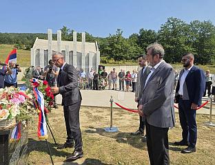 ПОЛОЖЕНИ ВИЈЕНЦИ ЗА СТРАДАЛЕ СРБЕ НА ПЕТРОВАЧКОЈ ЦЕСТИ