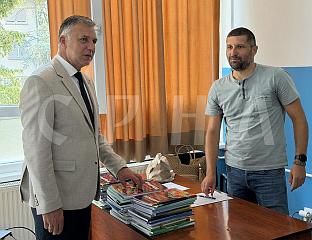 ГОЛУБОВИЋ ПОСЈЕТИО ФИСКУЛТУРНУ САЛУ У РЕКОНСТРУКЦИЈИ И УРУЧИО УЏБЕНИКЕ 