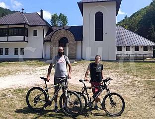 ШИПОВЉАНИ БИЦИКЛИМА КРЕНУЛИ ДО ПРАВОСЛАВНИХ СВЕТИЊА У ДАЛМАЦИЈИ