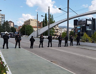 КФОР ПОТВРДИО ДА СМАЊУЈЕ ПРИСУСТВО НА МОСТУ НА ИБРУ