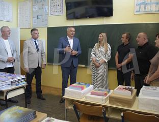 МИНИЋ И ГОЛУБОВИЋ УРУЧИЛИ БЕСПЛАТНЕ УЏБЕНИКЕ У ОШ  "СТАНКО РАКИТА"