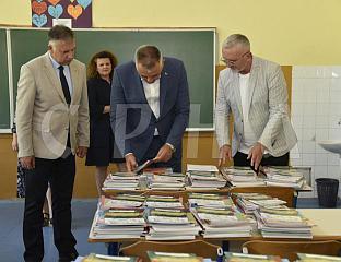 МИНИЋ: ИЗУЗЕТНО ВАЖНО ШТО СВИ ОСНОВЦИ ИМАЈУ БЕСПЛАТНЕ УЏБЕНИКЕ И ЈЕДНАКЕ ШАНСЕ