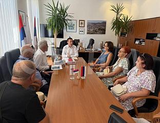 ЗА ОСАМ ПОРОДИЦА ПОГИНУЛИХ БОРАЦА БИЋЕ АДАПTИРАНИ СTАМБЕНИ ОБЈЕКTИ