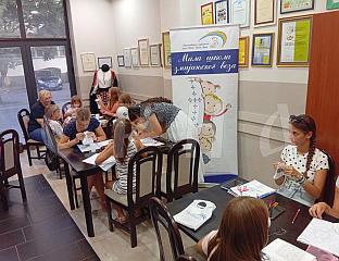 ДЈЕЦА УЧЕ ЗМИЈАЊСКИ ВЕЗ И СВОЈИМ РАДОВИМА ПОМАЖУ ДРУГИМА