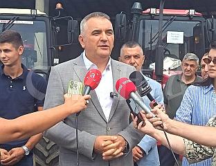 МИНИЋ У ВРШАНИМА ПРИСУСТВОВАО ПОДЈЕЛИ ТРАКТОРА "БЕЛАРУС" МЛАДИМ ПОЉОПРИВРЕДНИЦИМА