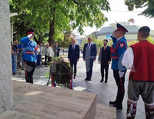 МИНИЋ, ГОЛУБОВИЋ И РОМИЋ ПОЛОЖИЛИ ВИЈЕНАЦ НА СПОМЕНИК ПЕТРУ КОЧИЋУ