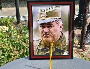 СЛУЖЕН ПОМЕН ГЕНЕРАЛУ МЛАДИЋУ, СВИЈЕЋЕ ЗА 101 ПОГИНУЛОГ БОРЦА