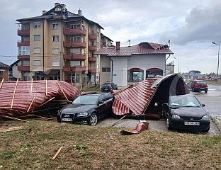 У ОЛУЈНОМ НЕВРЕМЕНУ ОШТЕЋЕНИ КРОВОВИ, АУТОМОБИЛИ, ЕЛЕКТРОВОДОВИ