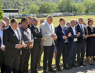 ПОЧЕО ПАРАСТОС, ПРИСУСТВУЈЕ ПРЕМИЈЕР МИНИЋ