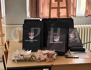 У ТРИ ПАЉАНСКЕ ШКОЛЕ УПИСАНО 214 ПРВАЧИЋА, ОБЕЗБЈЕЂЕНИ УЏБЕНИЦИ И РУКСАЦИ
