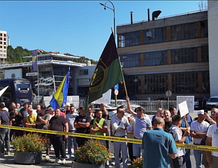 ЗЕНИЧКИ РУДАРИ ПРОТЕСТУЈУ ИСПРЕД ЗГРАДЕ ФЕДЕРАЛНЕ ВЛАДЕ