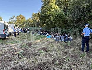 TОРБИЦА: У СЕЛУ БИСТРИЦА ПРОНАЂЕНО 120 МИГРАНАТА, СУМЊА СЕ НА ЈОШ 20 У ОРАХОВИ