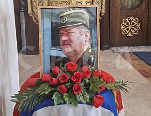КОВЧЕГ СА ТИЈЕЛОМ ГЕНЕРАЛА МЛАДИЋА НА ПУТУ ЗА БЕОГРАД