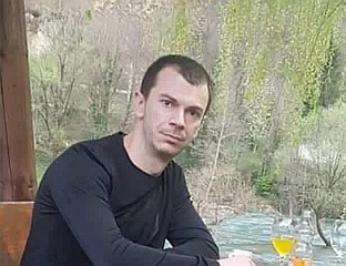 УХАПШЕН НЕСАВЈЕСНИ ВОЗАЧ КОЈИ ЈЕ ПРЕГАЗИО TРОЈЕ ДЈЕЦЕ У ДВОРИШTУ КУЋЕ