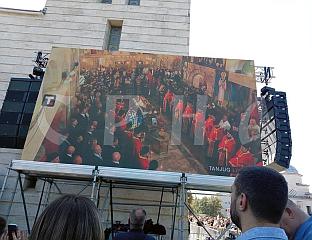 НА ХИЉАДЕ ГРАЂАНА ИСПРЕД ЦРКВЕ ПРАТИ ОПИЈЕЛО ГЕНЕРАЛУ МЛАДИЋУ