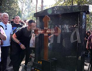 СТОТИНЕ ГРАЂАНА ПАЛЕ СВИЈЕЋЕ И ОПРАШТАЈУ СЕ ОД СВОГ КОМАНДАНТА