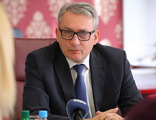 КОНАКОВИЋ ПОКУШАВА ДА ПОДИГНЕ МЕЂУНАЦИОНАЛНЕ ТЕНЗИЈЕ