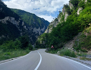 НЕСМЕТАНО ОДВИЈАЊЕ САОБРАЋАЈА, ОПРЕЗ ЗБОГ ОДРОНА И РАДОВА