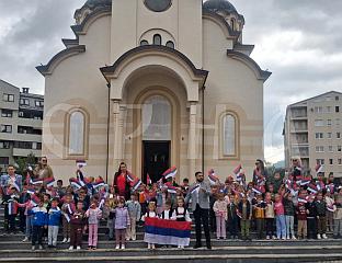 МАЛИШАНИ ПРОДЕФИЛОВАЛИ ШЕТАЛИШТЕМ НОСЕЋИ ЗАСТАВИЦЕ СРПСКЕ И СРБИЈЕ