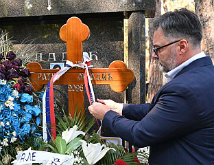 KOŠARAC LAYS WREATH, NATALIE'S RAMONDA PIN AND SRPSKA FLAG BADGE ON GENERAL MLADIĆ'S GRAVE
