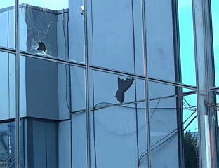 ПРИСТАЛИЦЕ ТЕРОРИСТИЧКЕ ОВК ЗАСУЛИ КАМЕНИЦАМА ЗГРАДУ ВЛАДЕ У ПРИШТИНИ