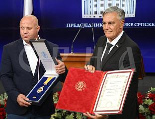КАРАН УРУЧИО ЈЕМЕЉАНЕНКУ ОРДЕН ЧАСТИ СА ЗЛАТНИМ ЗРАЦИМА