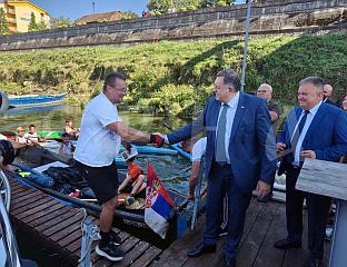 ДРАГОСЛАВ ШИНИК 28 ДАНА ВЕСЛАО ОД БЕОГРАДА ДО ГРАДИШКЕ, НА ДОЧЕКУ ДОДИК И АЏИЋ