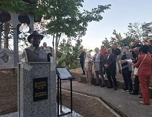 ОТКРИВЕНА БИСТА ДРАГИШИ НЕДОВИЋУ НА БИКАВЦУ