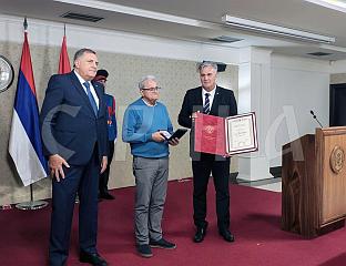 КАРАН И ДОДИК УРУЧИЛИ ОДЛИКОВАЊА ЉЕКАРИМА И МЕДИЦИНСКИМ ТЕХНИЧАРИМА САРАЈЕВСКО-РОМАНИЈСКЕ РЕГИЈЕ