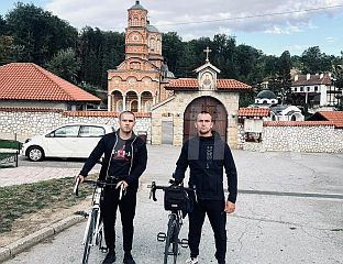 ВУКАШИН ВУЈИНОВИЋ И МИЛОШ ГЛИГОРИЋ БИЦИКЛИМА ПРЕШЛИ 510 КИЛОМЕТАРА ДО МАНАСТИРА ЂУНИС